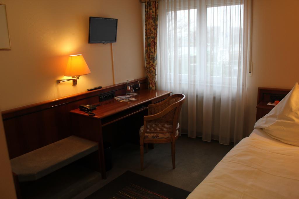 Hotel & Restaurant Zum Vater Rhein Monheim am Rhein 객실 사진